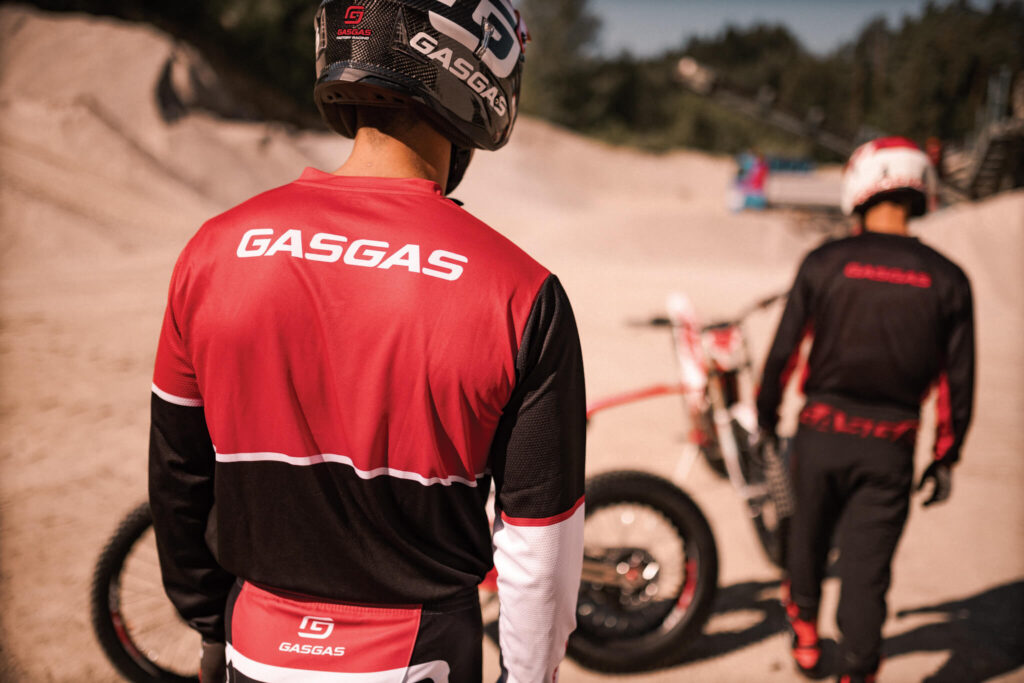 Motorradfahrer von hinten mit GasGas-Bekleidung